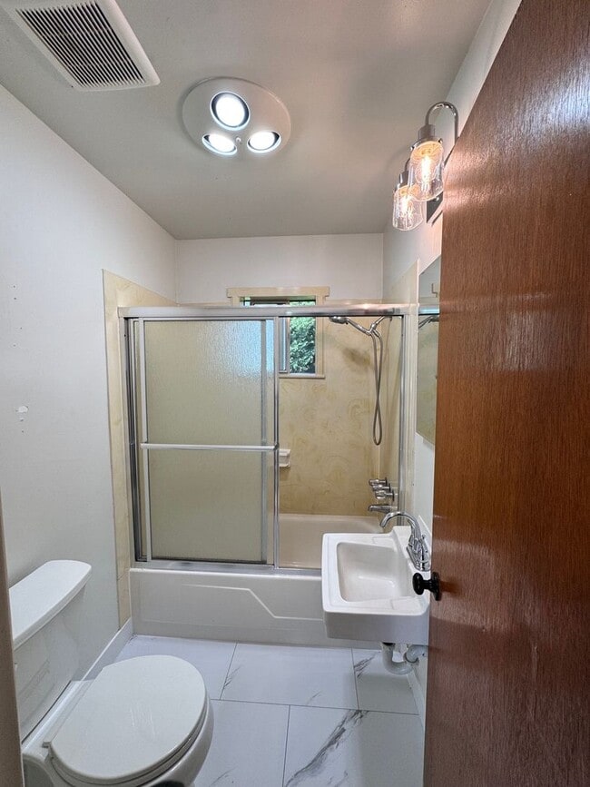 Foto del edificio - Charming 2-Bedroom Home with Spacious Back...