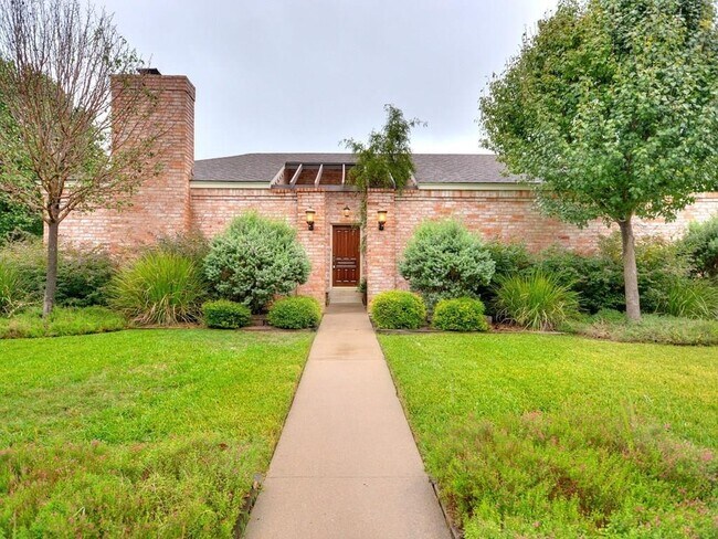 Foto del edificio - 4700 Trail W Dr