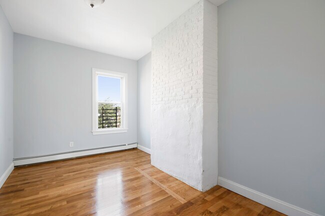 One of the front bedrooms - 1108 Madison St