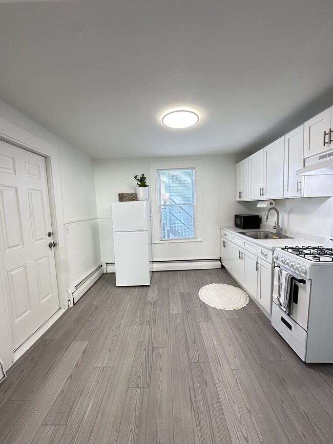 Building Photo - 176 Pearl St