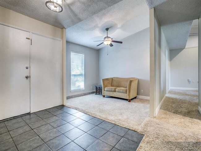 Building Photo - 1303 Hillsdale Dr