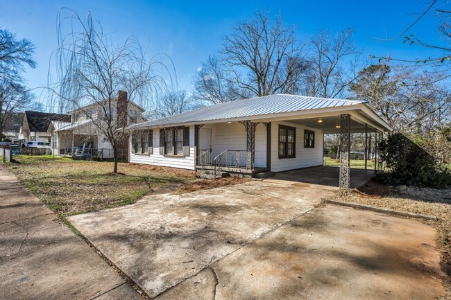 Building Photo - Spacious 4-Bedroom Beauty in Sylacauga – Huge Deck, Carport & Tons of Charm!