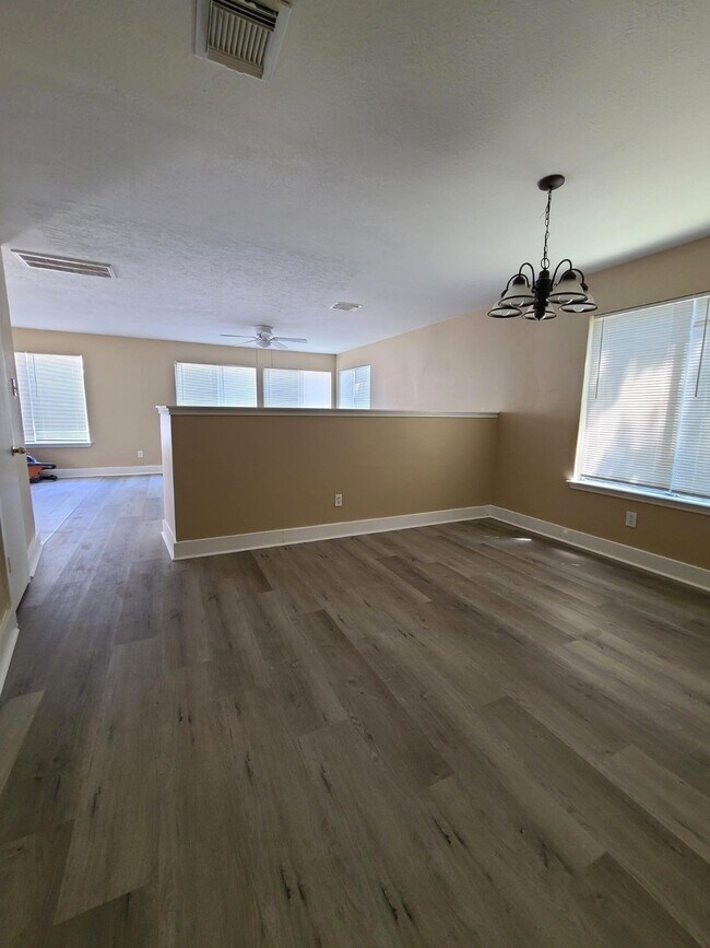 Building Photo - 15835 W Park Ct