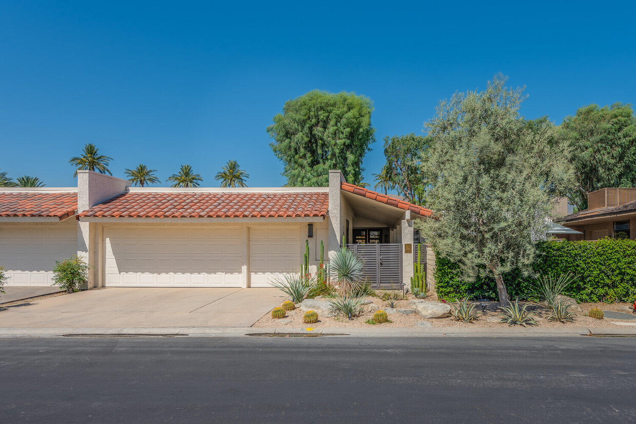 Foto principal - 93 Columbia Dr