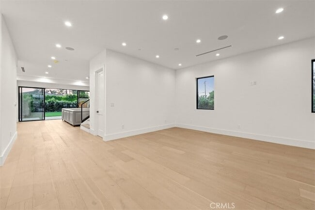 Foto del edificio - 8065 Lloyd Ave