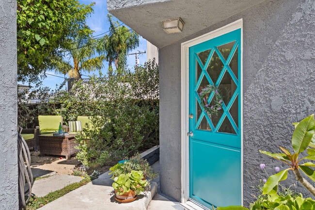 main entrance lower level - 3525 N Poinsettia Ave