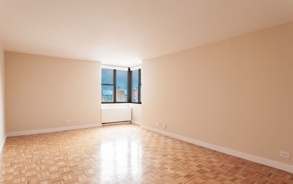 Primary Photo - 210 East 86th St