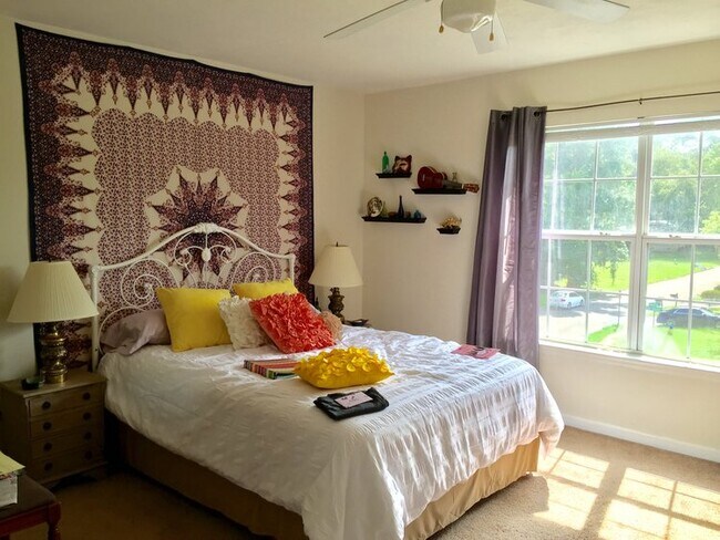 Huge 15x 15 bedroom - 1405 Deerhaven Ln