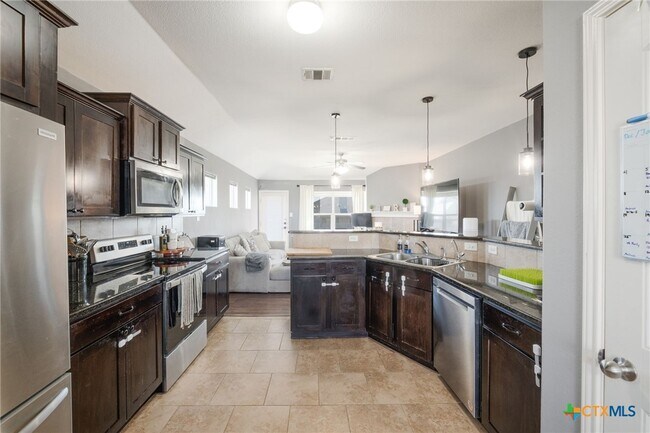 Foto del edificio - 2608 Camp Cooper Dr