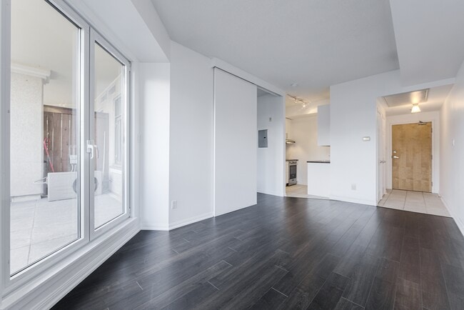 Building Photo - 550-550 Front St W