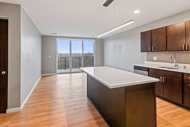 Foto del edificio - 8041 W Bluemound Rd