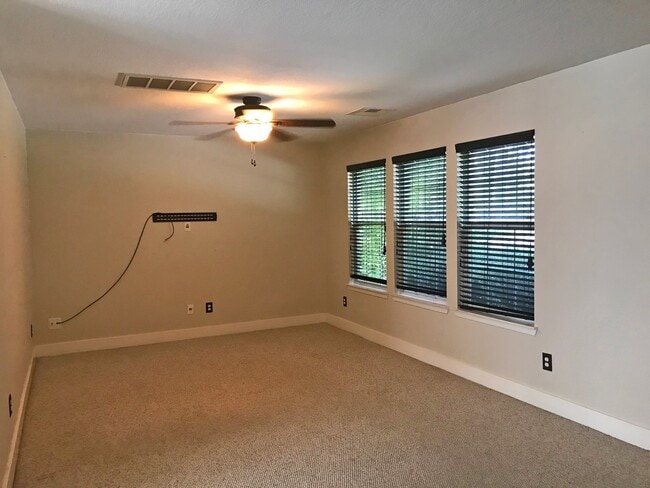 Foto del edificio - 26885 Kings Park Hollow Dr