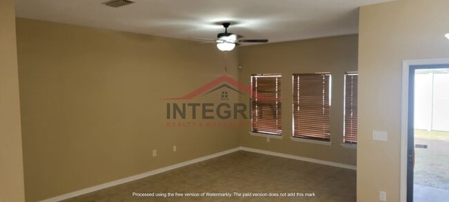 Building Photo - 3 bed/2.5 bath in Brighton Park