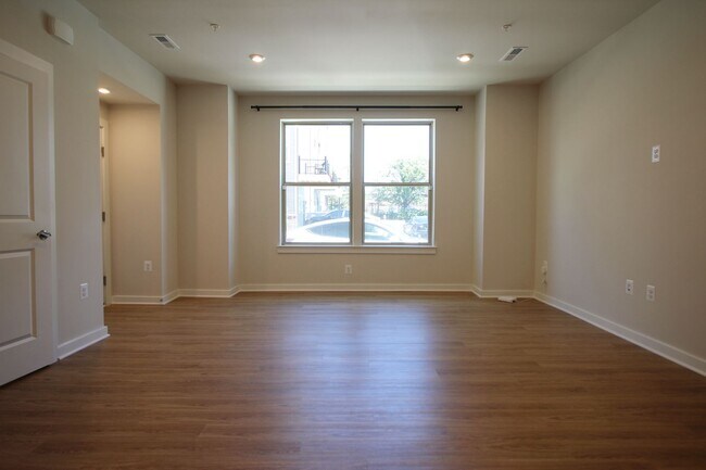 Building Photo - Well-located 2-bedroom