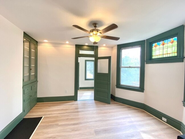 Building Photo - 3 Bed/1 Bath Home in Beechview with Bonus ...