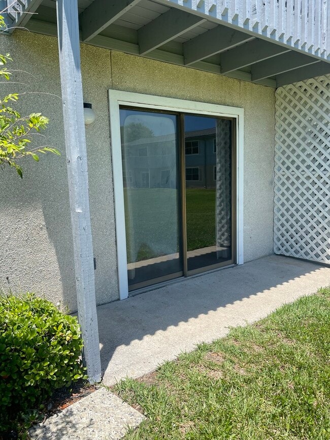 Building Photo - 700 W Pope Rd