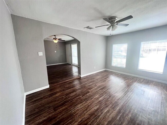 Foto del edificio - 5715 Lakefield Dr