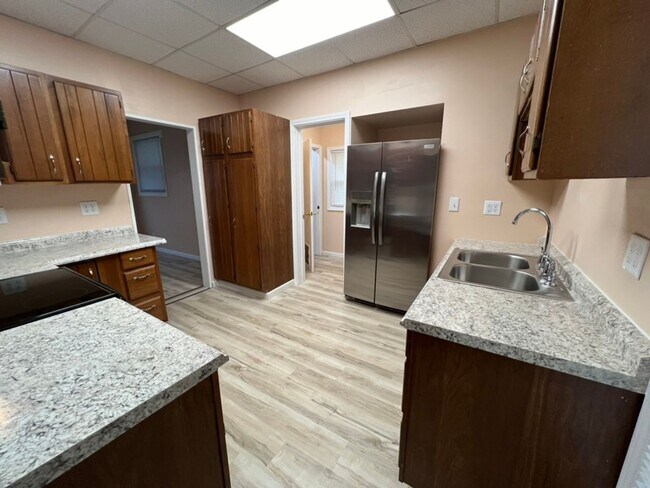 Foto del edificio - Newly Remodeled 4 Bed House Available Now!