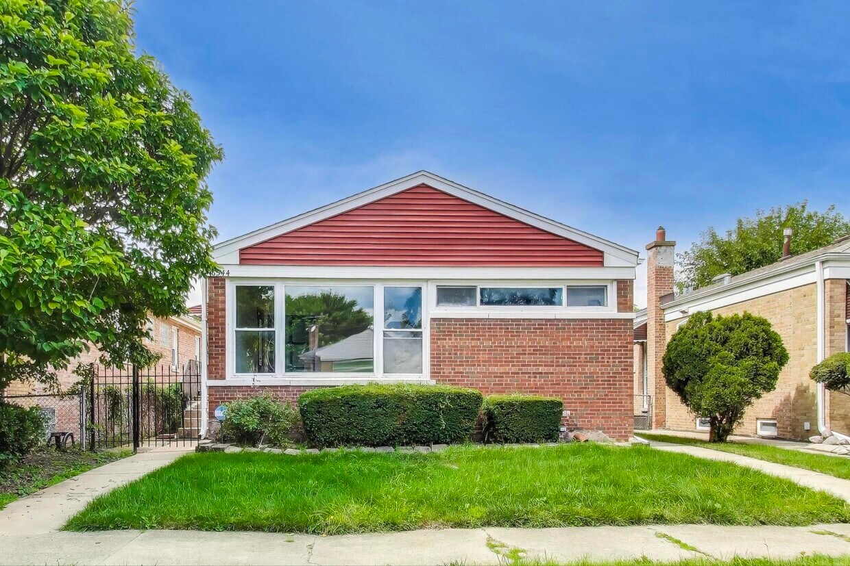 Primary Photo - 6544 N Albany Ave