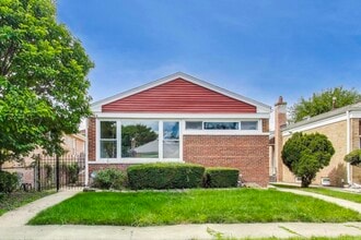 Building Photo - 6544 N Albany Ave