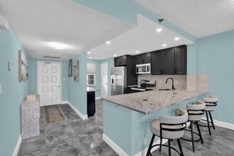 Building Photo - 4015 W Palm Aire Dr