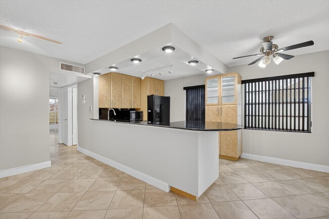 Building Photo - 447 Flanders I