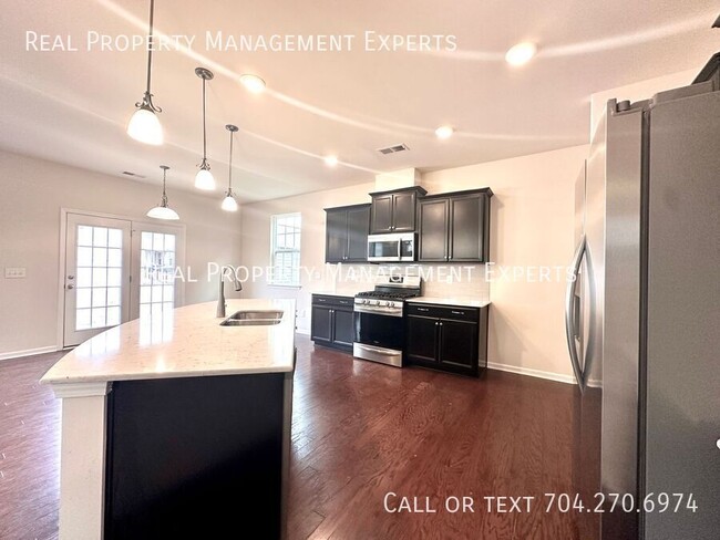 Foto del edificio - Spacious 5BR/3BR House in Charlotte!