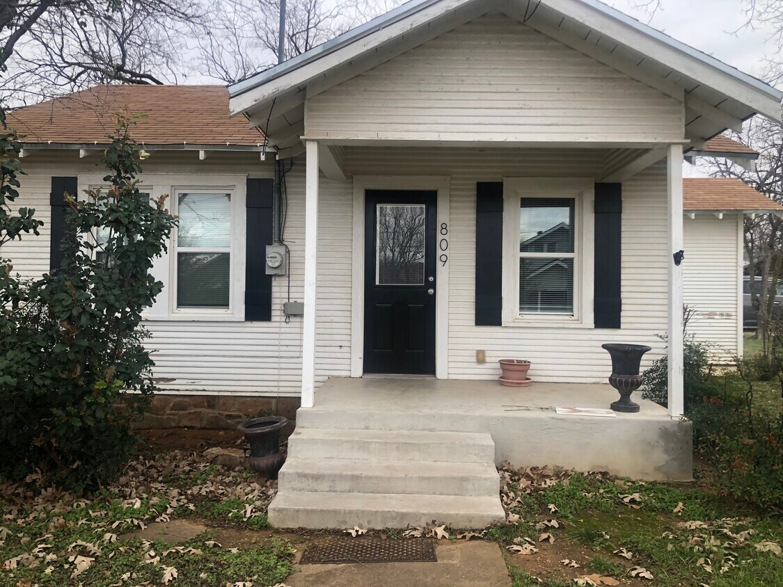 Front - 809 W Williams St
