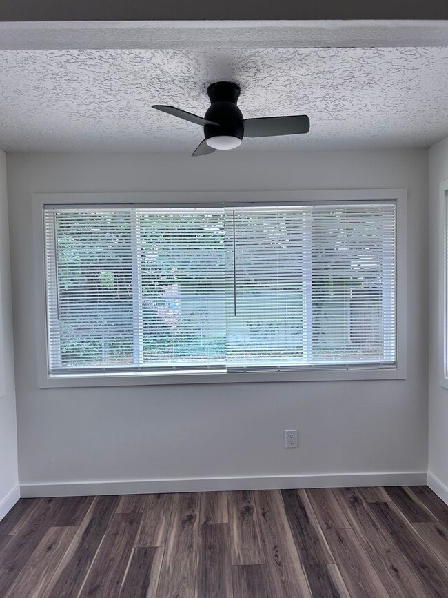 Building Photo - Single Level 4 bedroom in Heart of Vancouver