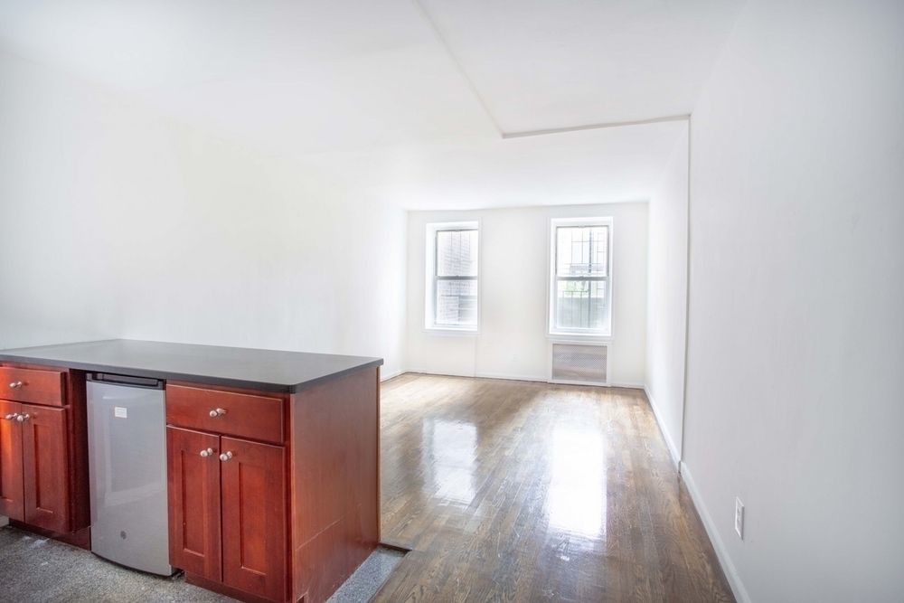 Primary Photo - 310 E 24th St