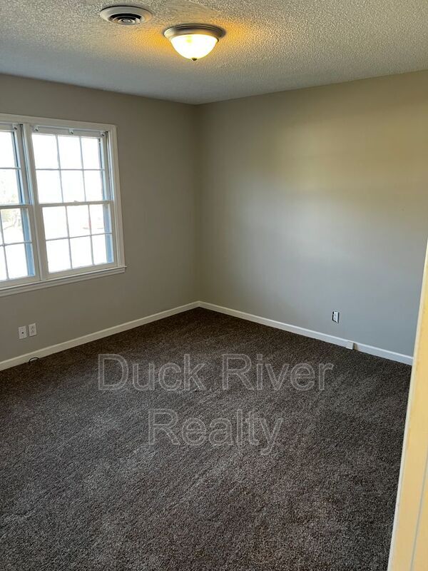 Building Photo - 525 Woods Dr