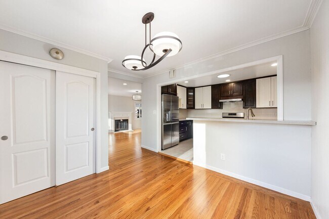 Building Photo - Large 4 bedroom/2 bathroom Home in San Mat...