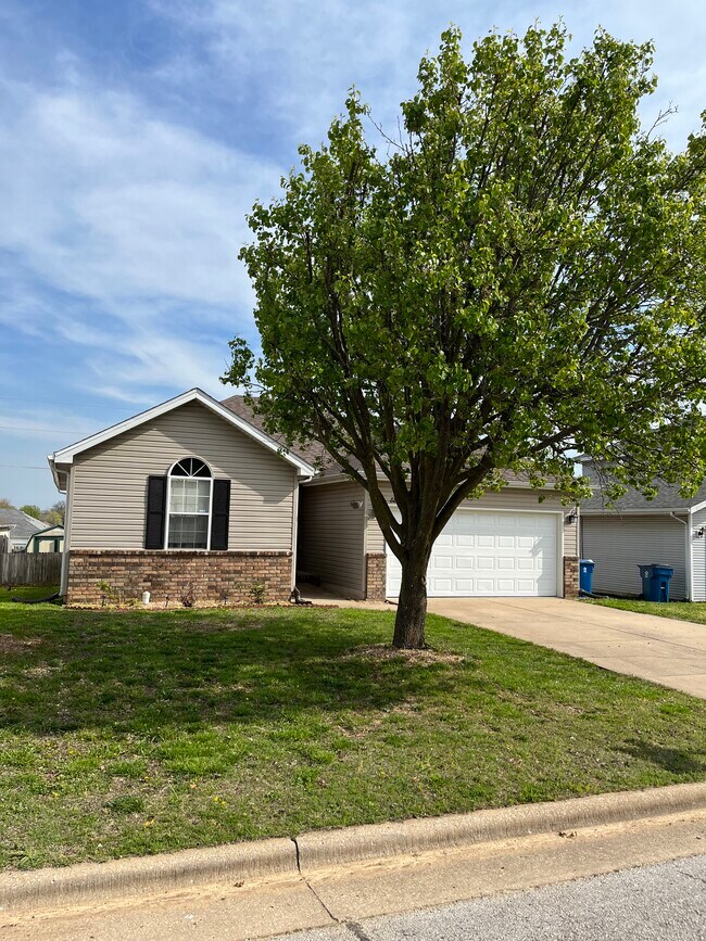 Building Photo - 888 S Hickory Ln