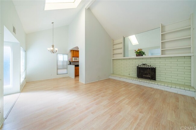 Building Photo - 3 Willow Tree Ln