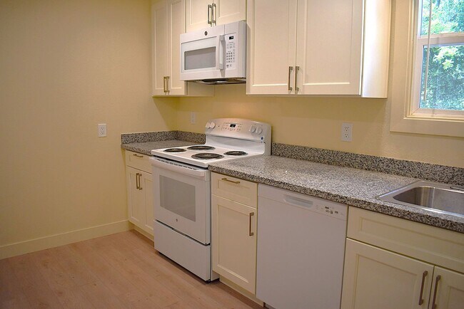 Foto del edificio - Lovely house located close to downtown and the police department with easy access to I-80!