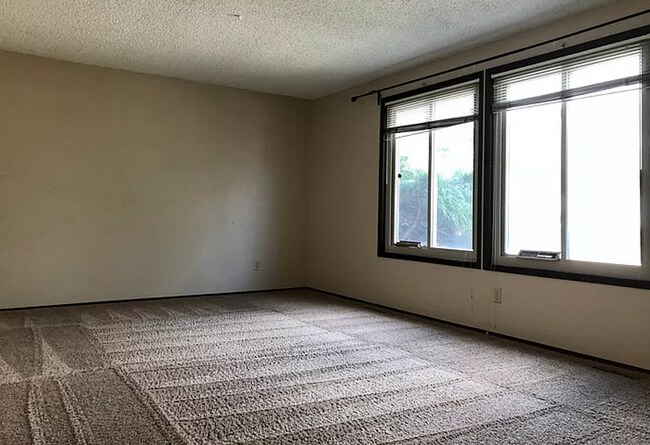 Building Photo - CHARMING 3 BED/1BATH W/ ATTACHED 2 CAR GARAGE
