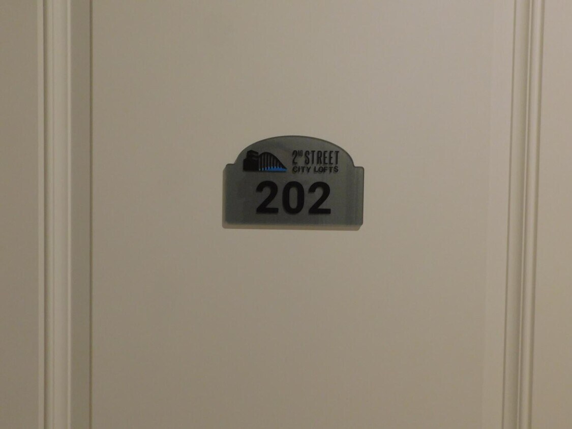 Foto principal - 621 W 2nd St