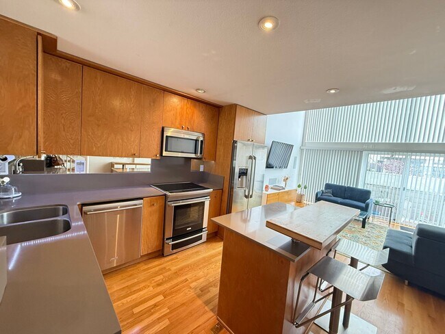 Foto del edificio - Charming Loft - 2 bed/ 2.5 bath in prime d...