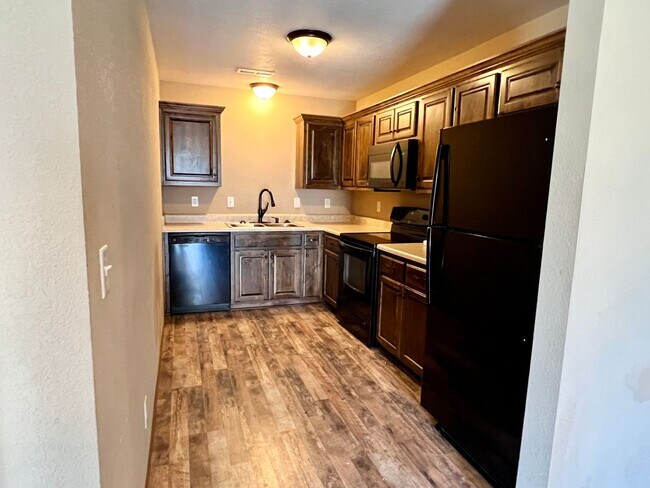 Building Photo - Stunning townhome in Pleasant Hill