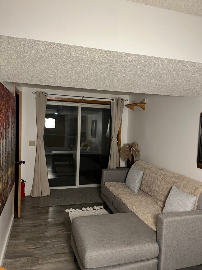 Foto del edificio - 5652 Ozark Ave N