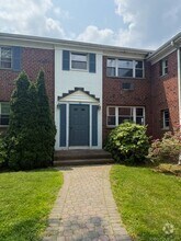 Building Photo - 10 Colonial Dr