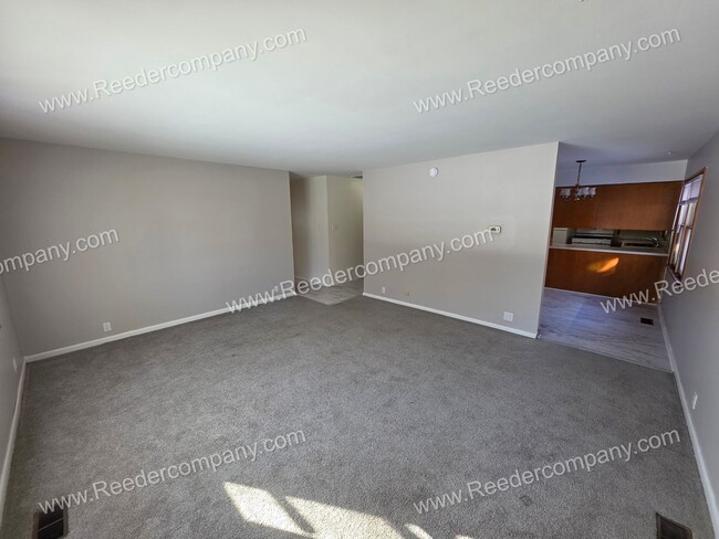 Building Photo - Well maintained 3 bedroom 2 bathroom house