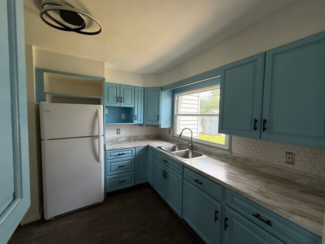 Foto del edificio - 3BR Home + Separate 1BR In Law Apartment | Private Entrance | 2 Kitchens | 2 W/D | Yard + Driveway