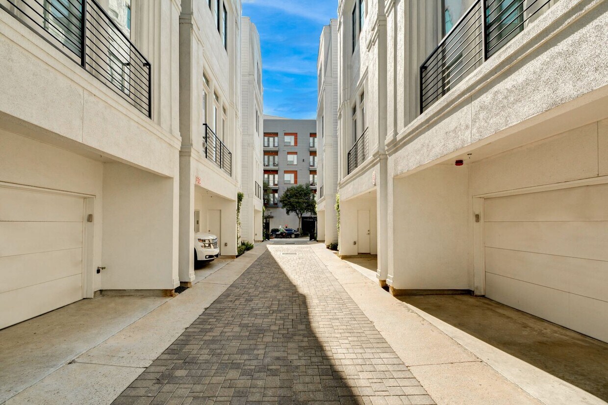 Foto principal - New construction, 4 story home with 3 beds...