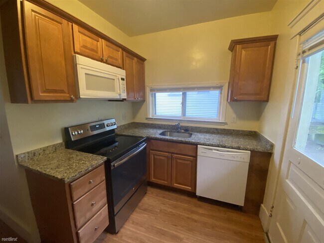 Building Photo - 6 br, 3 bath House - 509 Walnut St