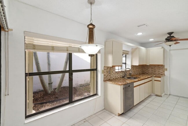 Building Photo - 7842 Villa Nova Dr
