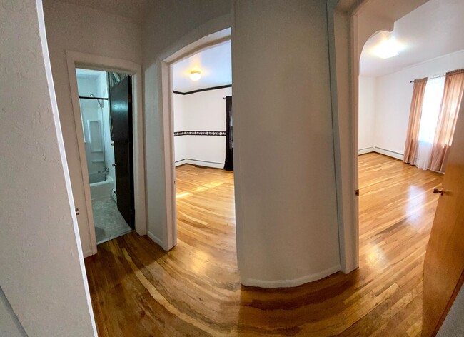 Building Photo - 4 Bedroom 1.5 Bath House with Washer and D...