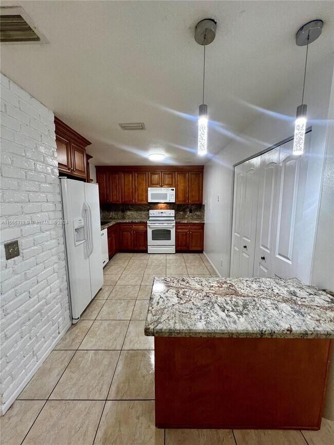 Building Photo - 9601 Riverside Dr