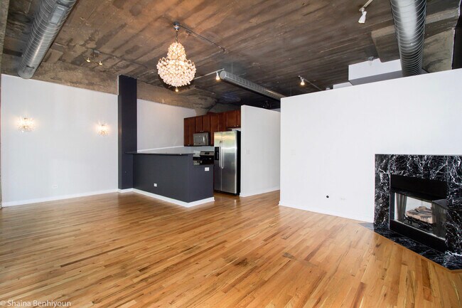 Building Photo - 1069 W 14th Pl