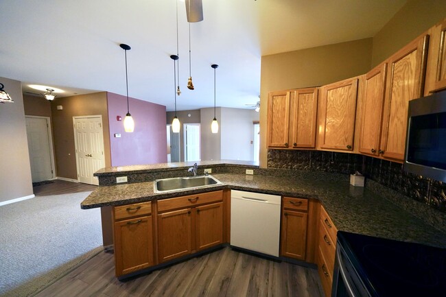 Foto del edificio - Modern 3-Bedroom Condo with Elevator Acces...